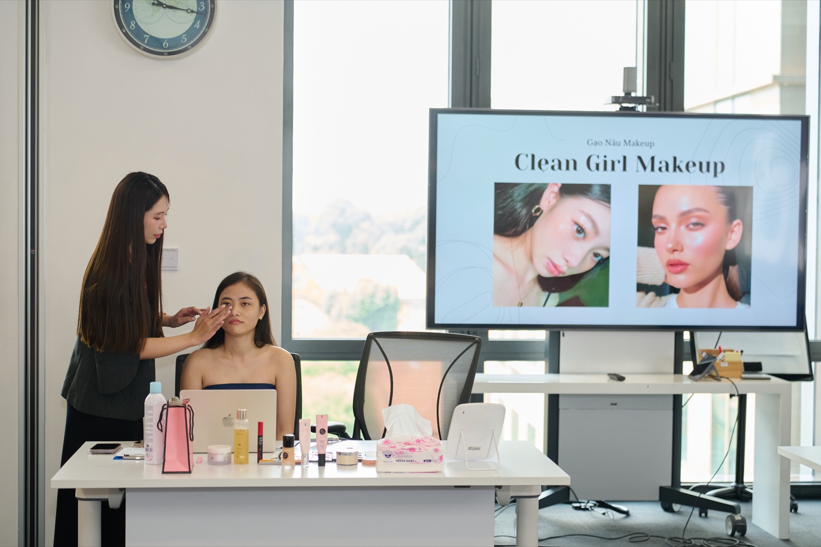 Workshop Personal Makeup demo trang điểm Clean Girl cho nhân viên nữ tại văn phòng