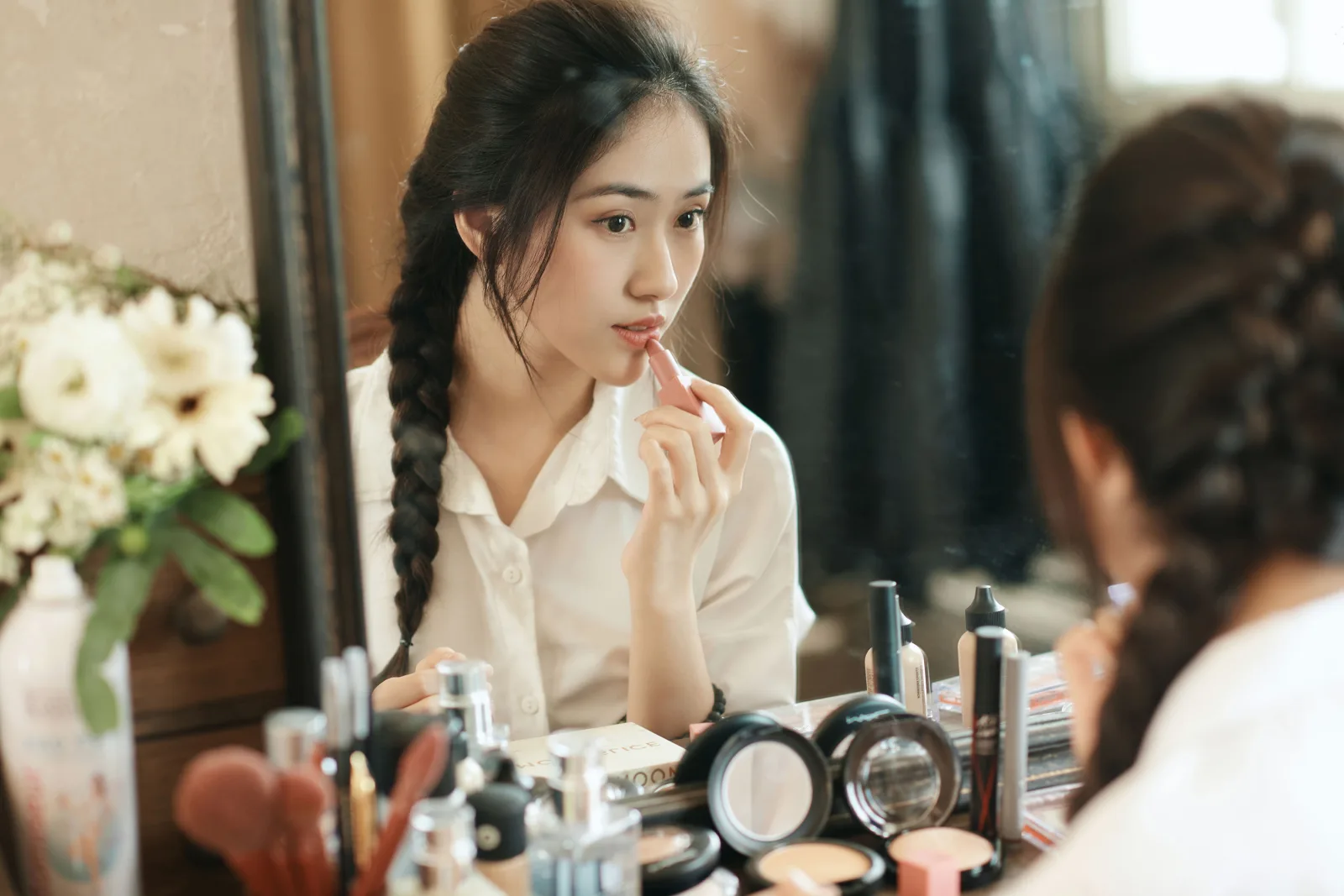 学员在 Gạo Nâu Personal Makeup 个人课后对镜检查妆容效果