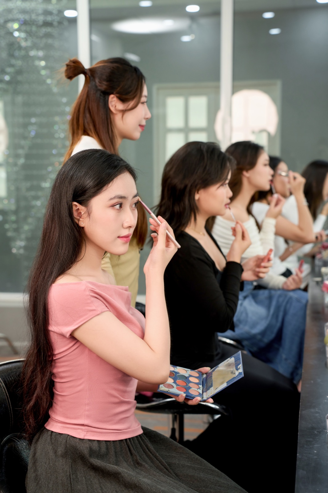 Học viên thực hành kỹ thuật makeup theo Personal Color cá nhân tại lớp Masterclass Gạo Nâu Personal Makeup ngày 3
