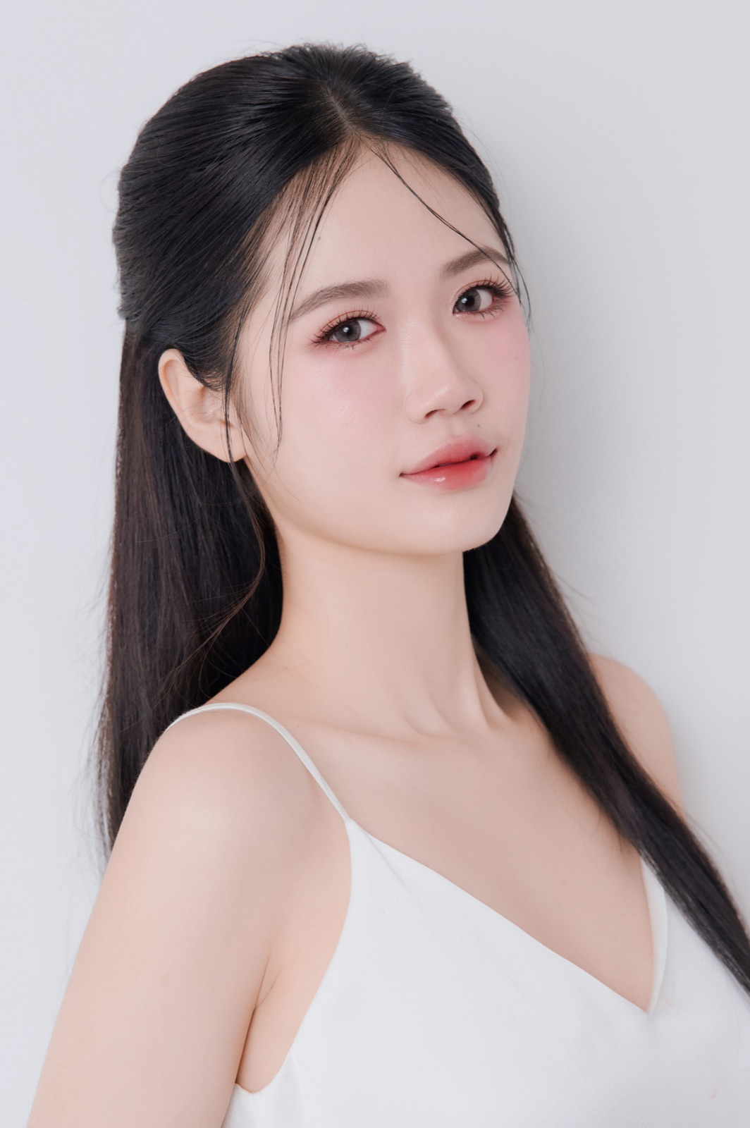 Học viên quốc tế chuẩn bị buổi Personal Color analysis với áo trơn và tóc cột gọn để draping chính xác tại Gạo Nâu Personal Makeup