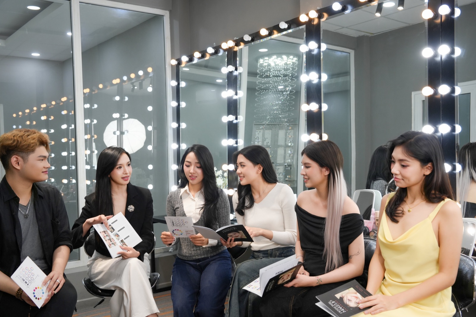 Cơ sở Gạo Nâu Personal Makeup Hà Nội đón khách du lịch quốc tế đặt Personal Color analysis và khóa Makeup cá nhân