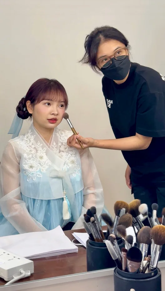 Backstage makeup concept trong hồ sơ năng lực của Trúc Trăm
