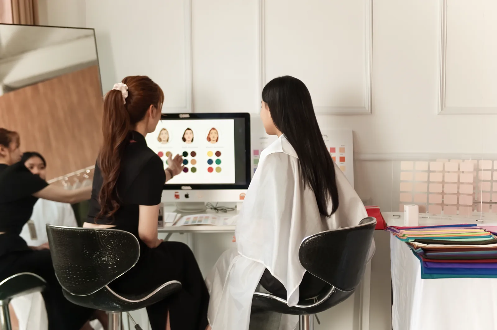Khách quốc tế Singapore và phương Tây tham gia buổi Personal Color analysis tại Gạo Nâu Personal Makeup Hà Nội